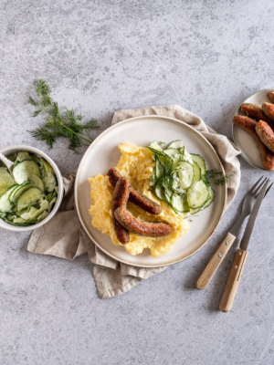 Bratwürstchen mit Kartoffelstampf und Gurkensalat