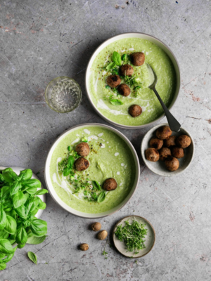 Brokkolicremesuppe mit Köttbullar-Bällchen