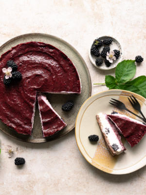 Honig-Joghurt Torte mit Brombeeren