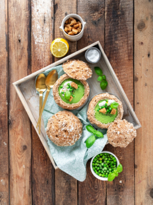 Krustenbrot - Tasse mit Erbsensuppe