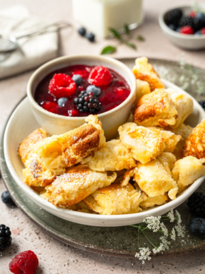 Buttermilch-Kaiserschmarrn mit Waldbeerkompott
