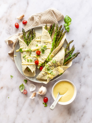 Kräuterpfannkuchen mit grünem Spargel und Frischkäse-Hollandaise