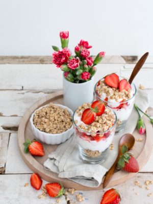 Erdbeer-Cups mit Hafercrunchy