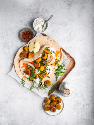 Falafel Curry-Kokos Wraps mit veganer Apfelcreme