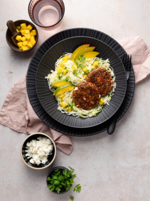 Spitzkohl-Mangosalat mit Feta-Frikadellen