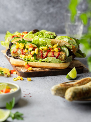 Gemüsenugget-Hotdogs mit Ananas-Salsa