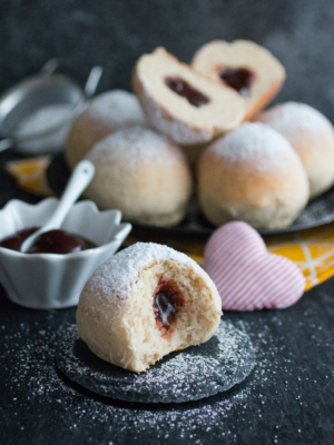 Glutenfreie Ofenberliner mit Fruchtfüllung
