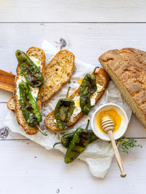 Gegrilltes Bauern-Krusten Brot mit Ziegenkäse, Honig und Pimentos
