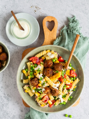 Nudelsalat mit Köttbullar