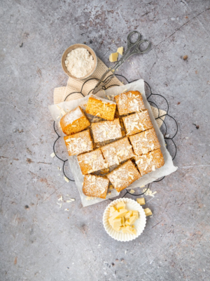 Hafer-Blondies mit weißer Schokolade