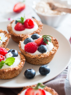 Haferflocken-Nester mit Beeren