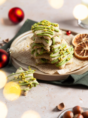 Glutenfreie Hafersterne mit Matchaguss