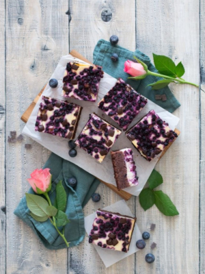 Käsekuchen-Brownies mit Heidelbeeren
