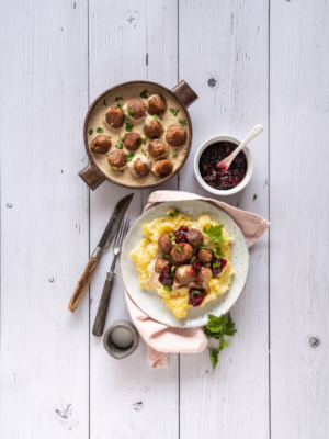 Köttbullar mit Hafer-Rahmsoße und Preiselbeeren