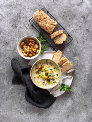 Lauchsuppe mit Stangenbrot