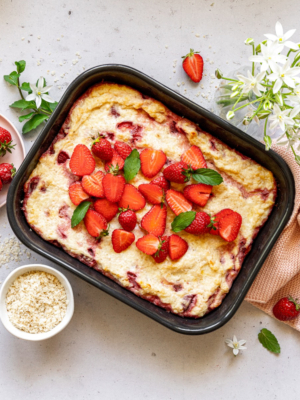 Süßer Milchreisauflauf mit Erdbeeren