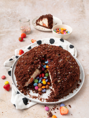 Piñata Hügel Torte mit bunten Schokodrops