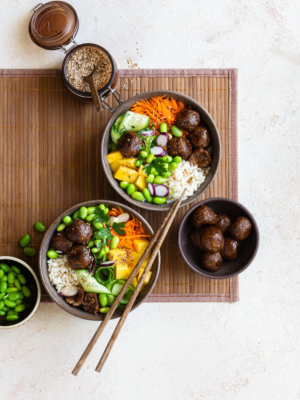 Poke Bowl mit glasierten Köttbullar
