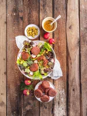 Rote Bete Falafel mit Frühlingssalat