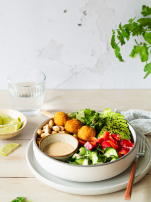 Vegane Süßkartoffel-Falafel-Bowl mit buntem Gemüse