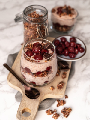 Schwarzwälder Kirsch-Dessert mit Hafer Crunchy
