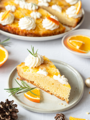 Upside Down Orangenkuchen mit Rosmarin-Vanillesahne