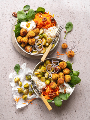 Winterliche Falafel Bowl mit geröstetem Rosenkohl