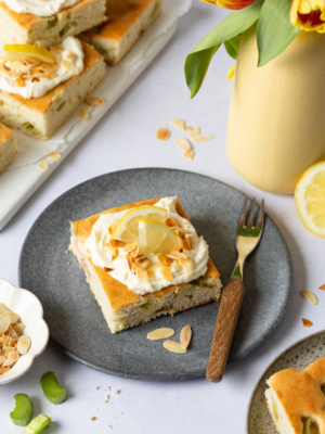 Zitronen-Rhabarberkuchen mit Frischkäse-Topping