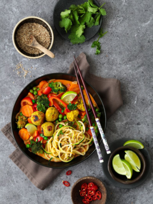 Asia-Zoodles mit Curry Kokos Falafel