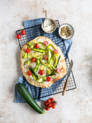 Flammkuchen mit Zucchini und Tomate