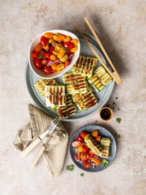 Gefüllte Zucchinitaschen vom Grill mit buntem Tomatensalat